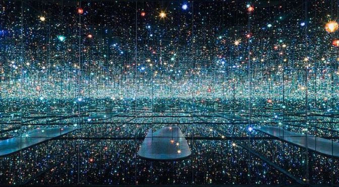 Kusama: végtelen szoba. Akár az emberi agy is lehetne.